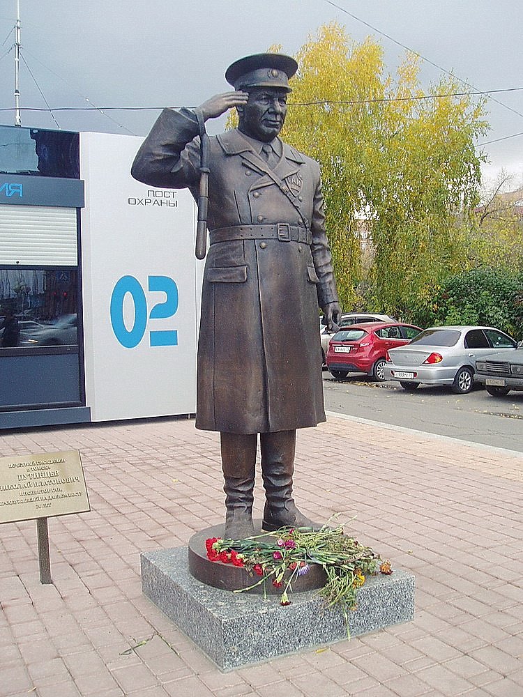 Памятник Н.А. Путинцеву